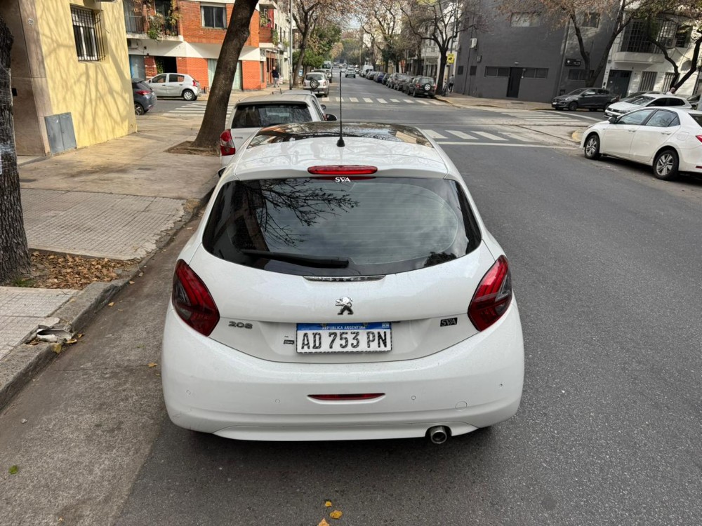 Peugeot 208 Feline — foto 15